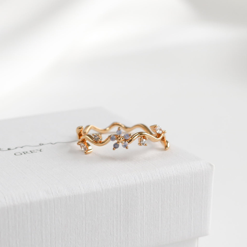 Fiorella Vine Ring – Statement Grey